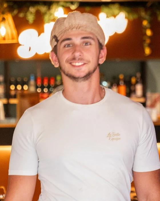Jules de Rus en tenue de service, à l'entrée d'un restaurant