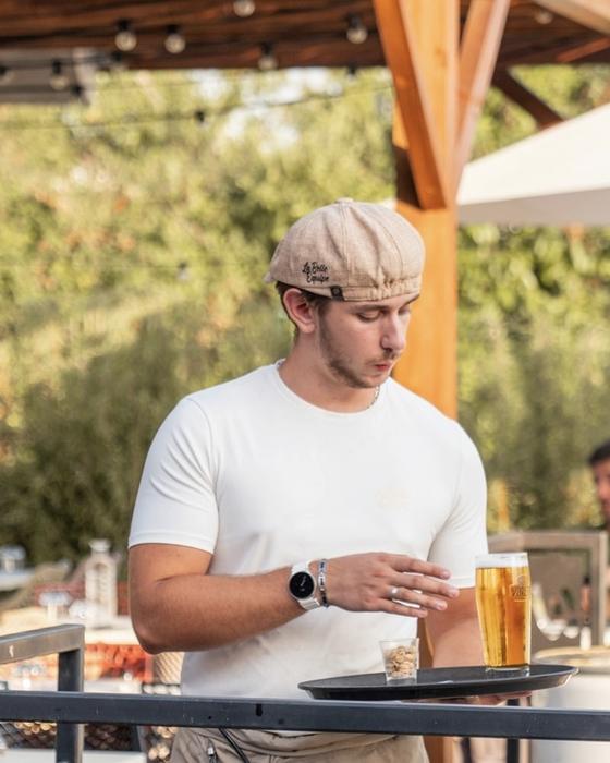 Jules en terrasse avec un plateau